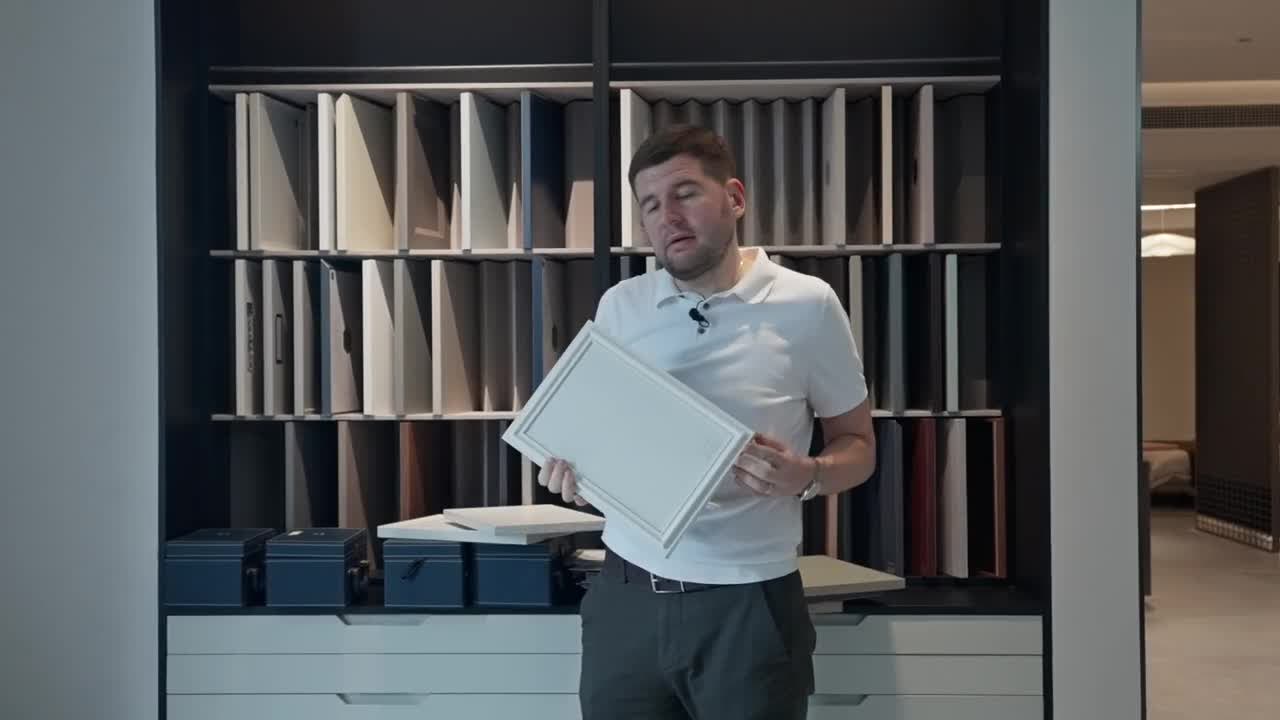 Стенд с образцами фасадов и комплектующих на заводе в Китае