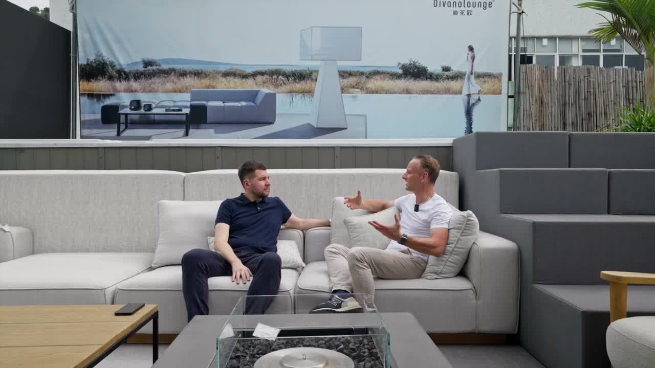 Переговоры на фабрике уличной мебели в Китае