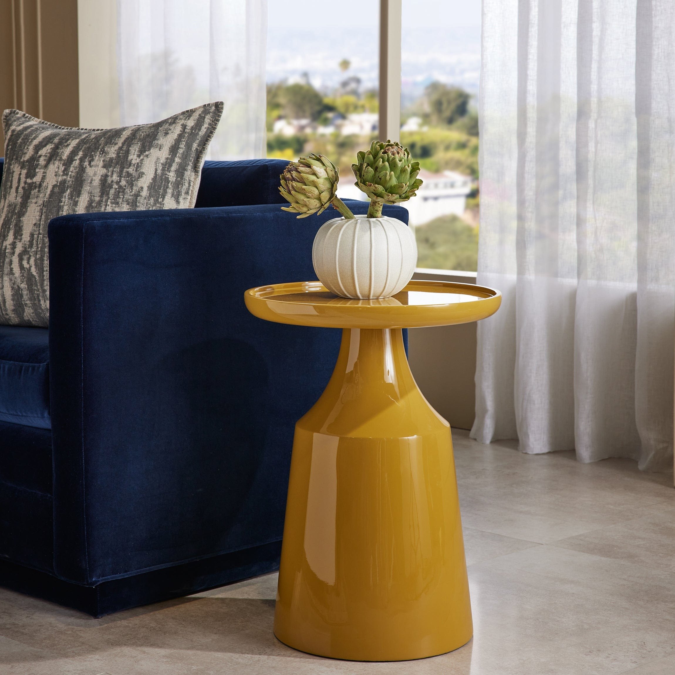 Угловой столик Arteriors Home Turin в интерьере