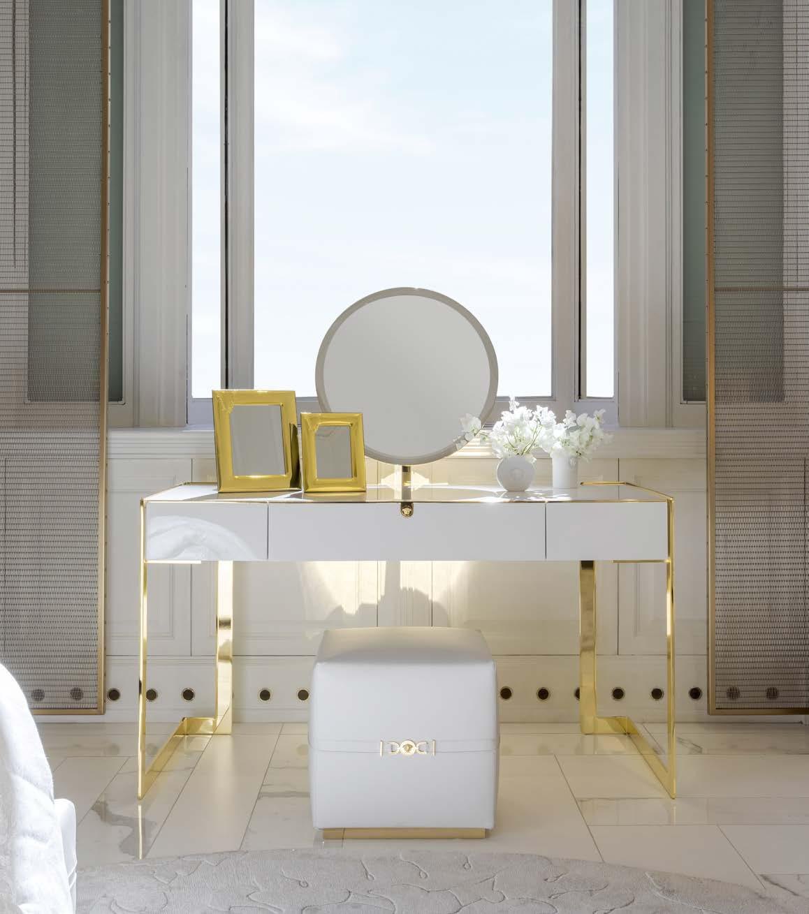 Письменный стол Versace Via Gesu в интерьере