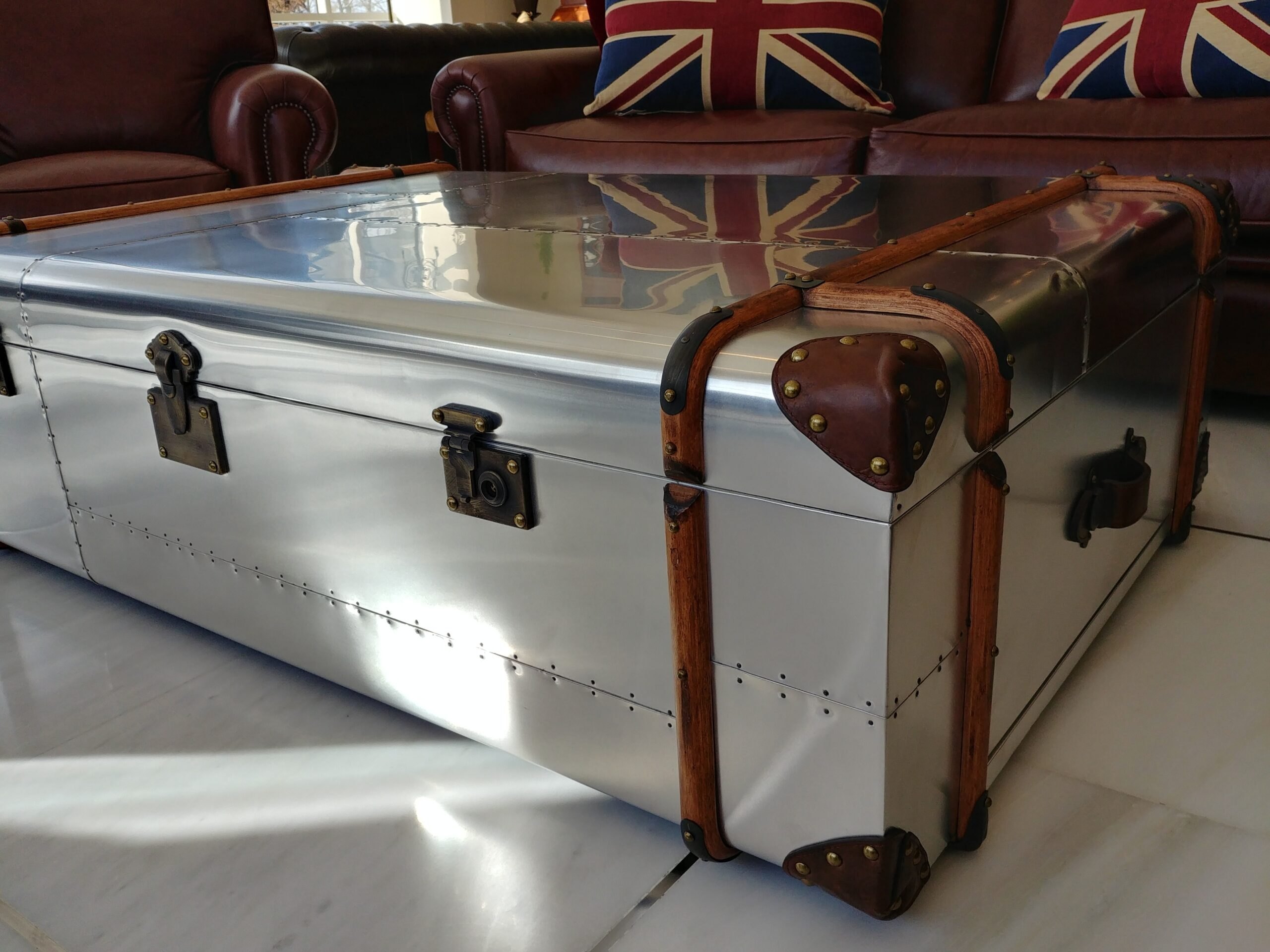 Журнальный столик Timothy Oulton Globetrekker в интерьере