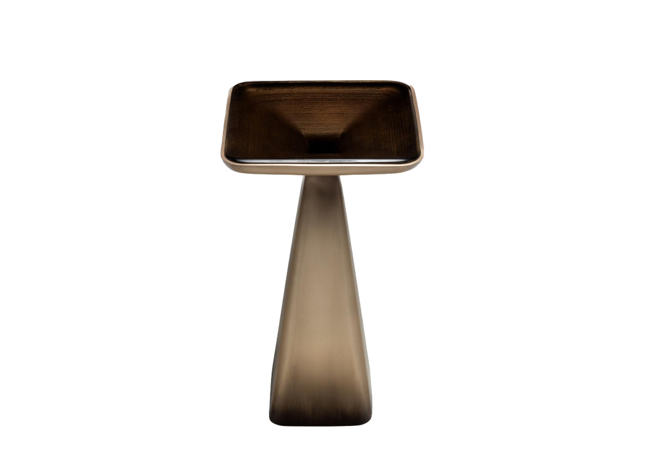 Угловой столик Holly Hunt Goblet в интерьере