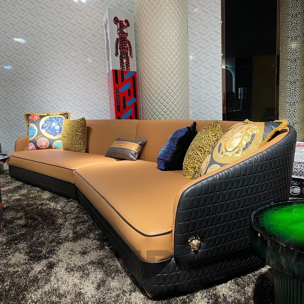 Диван Versace, кожа в интерьере