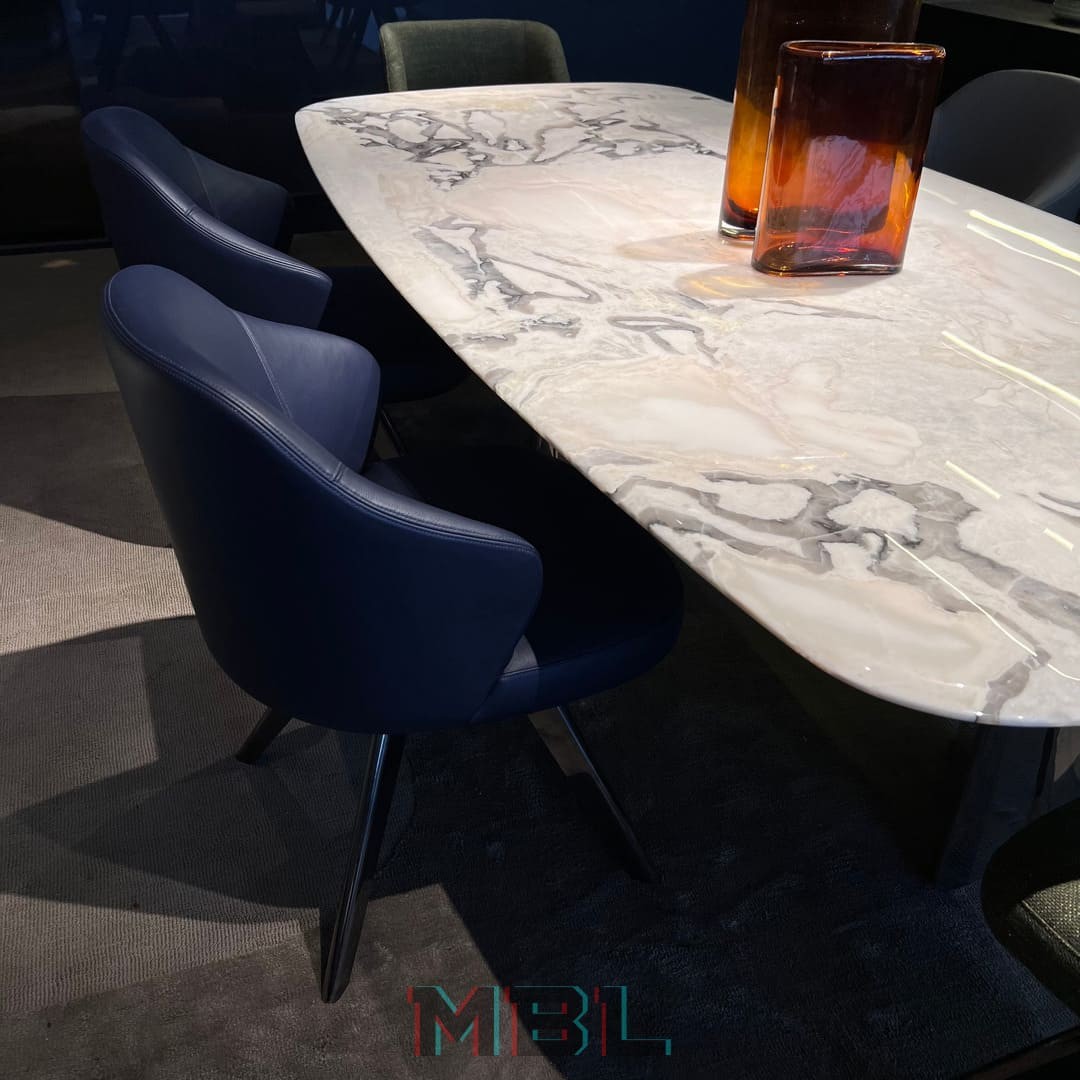 Стул Minotti, кожа, синий в интерьере