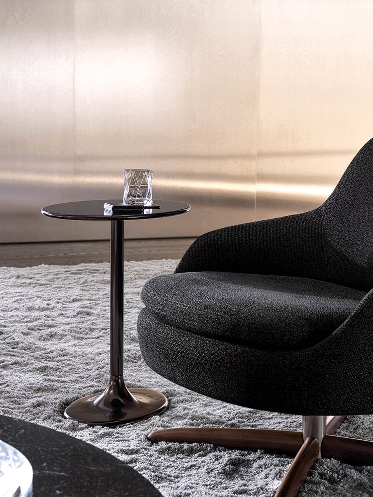 Угловой столик Minotti Taiko в интерьере