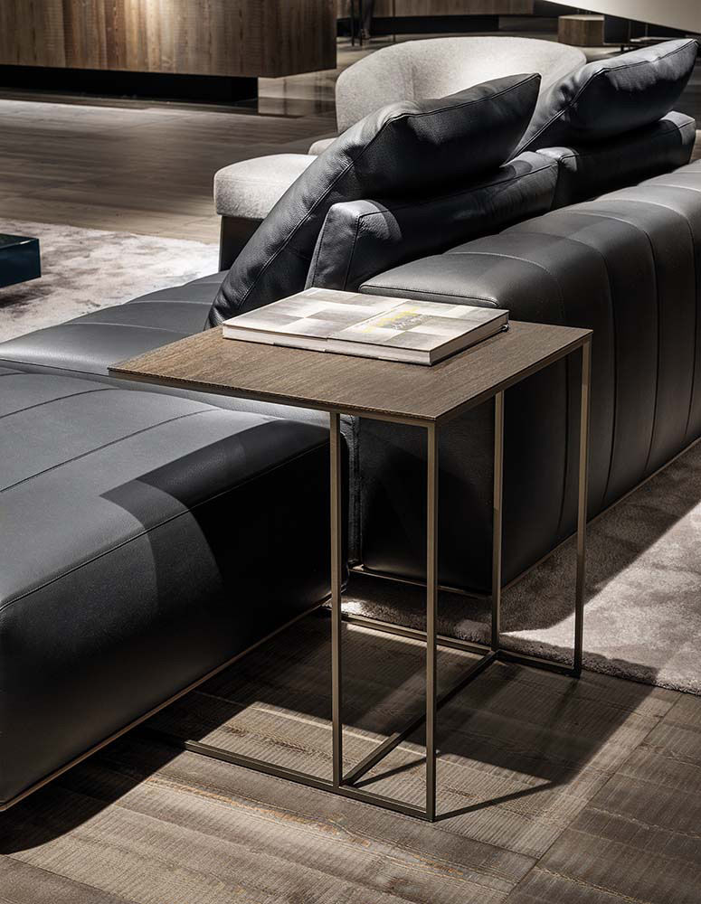 Угловой столик Minotti Leger Bronze в интерьере