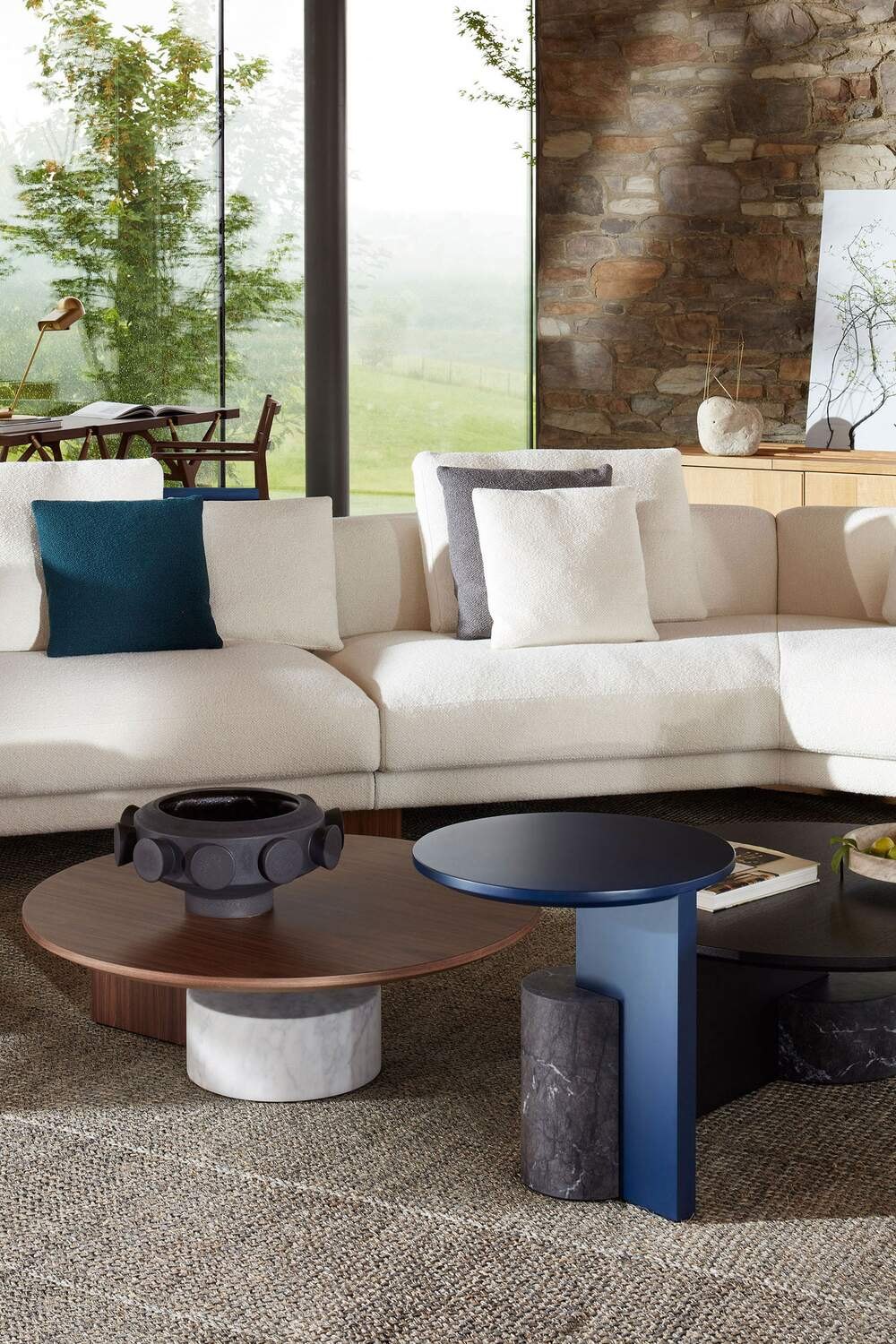 Угловой столик Cassina 557 Sengu в интерьере