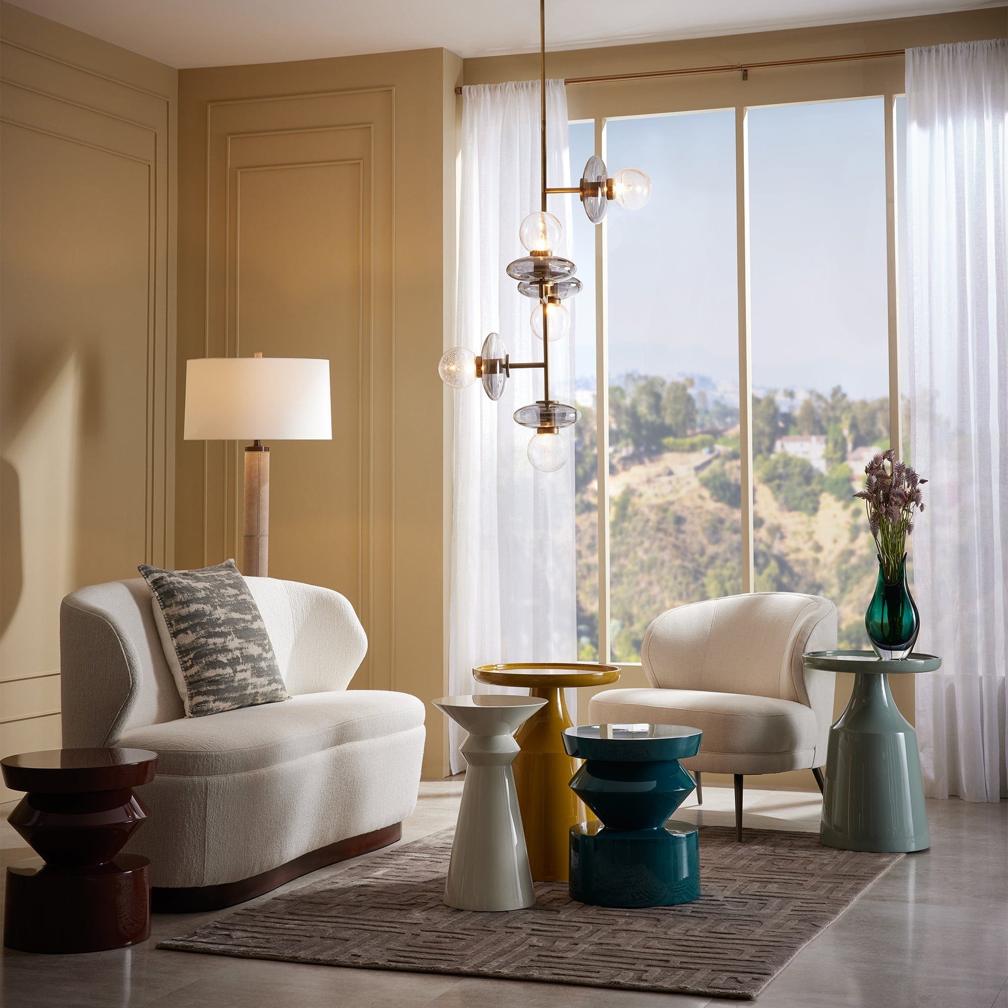 Угловой столик Arteriors Home Uma в интерьере